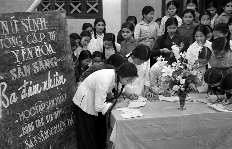 El Movimiento de Mujeres "Tres Tareas", nombrado por el Presidente Ho Chi Minh y lanzado por la Unión de Mujeres de Vietnam, contribuyó en gran medida a la construcción del socialismo en el Norte y la liberación del Sur. El Movimiento de Mujeres "Tres Tareas", nombrado por el Presidente Ho Chi Minh y lanzado por la Unión de Mujeres de Vietnam, contribuyó en gran medida a la construcción del socialismo en el Norte y la liberación del Sur.