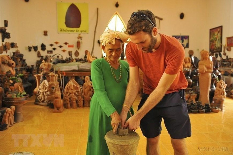 Los turistas extranjeros experimentan la fabricación de productos cerámicos en la aldea de Bau Truc, ciudad de Phuoc Dan, distrito de Ninh Phuoc, provincia de Ninh Thuan. Los turistas extranjeros experimentan la fabricación de productos cerámicos en la aldea de Bau Truc, ciudad de Phuoc Dan, distrito de Ninh Phuoc, provincia de Ninh Thuan.