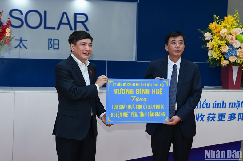 El secretario y jefe de la Oficina de la Asamblea Nacional, Bui Van Cuong, entrega 100 obsequios al Comité del Frente de la Patria de Vietnam del distrito de Viet Yen.