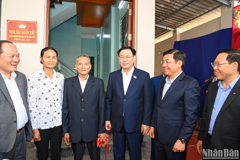 Vuong Dinh Hue con los delegados.