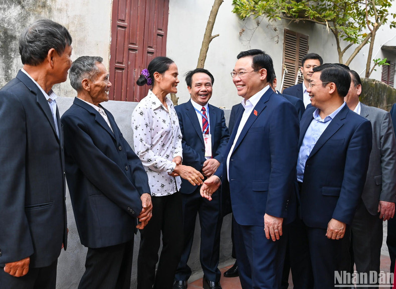 El presidente de la Asamblea Nacional de Vietnam, Vuong Dinh Hue, se reúne con los delegados antes de la ceremonia.