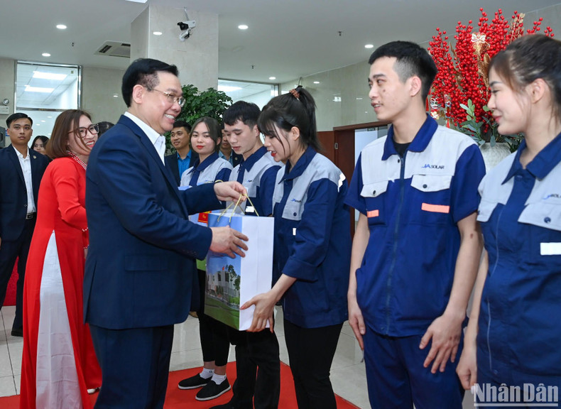 El titular legislativo entrega regalos para los trabajadores.