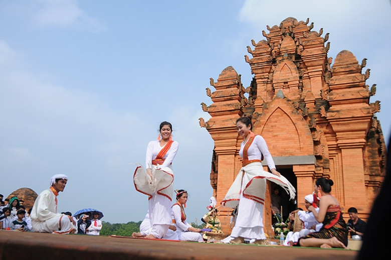 Hoy en día, la danza se interpreta no sólo en las torres, sino también en festivales e intercambios culturales entre grupos étnicos. Hoy en día, la danza se interpreta no sólo en las torres, sino también en festivales e intercambios culturales entre grupos étnicos.