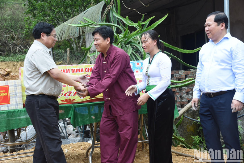Pham Minh Chinh otorga regalos a la familia de Xa Van Vong, del grupo étnico Tay.