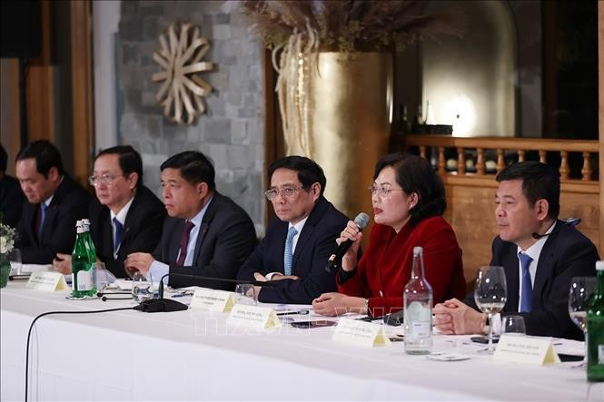 La gobernadora del Banco Estatal de Vietnam, Nguyen Thi Hong, interviene en el evento. La gobernadora del Banco Estatal de Vietnam, Nguyen Thi Hong, interviene en el evento.