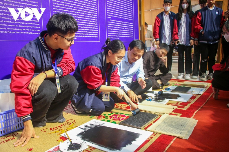 Estudiantes prueban la impresión tradicional en el papel Do. Estudiantes prueban la impresión tradicional en el papel Do.