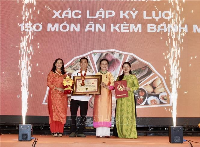 Se establece un nuevo récord de 150 platos para comer con Banh mi en el festival. (Fotografía: VNA)