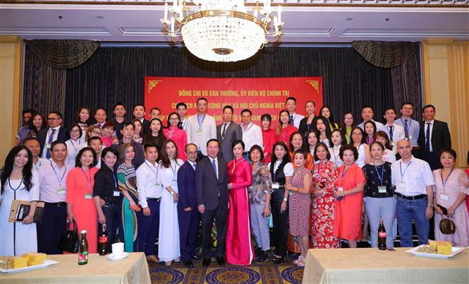 El presidente vietnamita Vo Van Thuong y representantes de la comunidad connacional en Europa. (Fotografía: VNA)