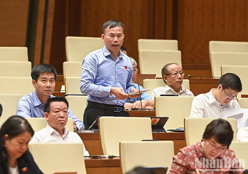 El diputado de la provincia de Binh Dinh, Dong Ngoc Ba, formula preguntas. El diputado de la provincia de Binh Dinh, Dong Ngoc Ba, formula preguntas.