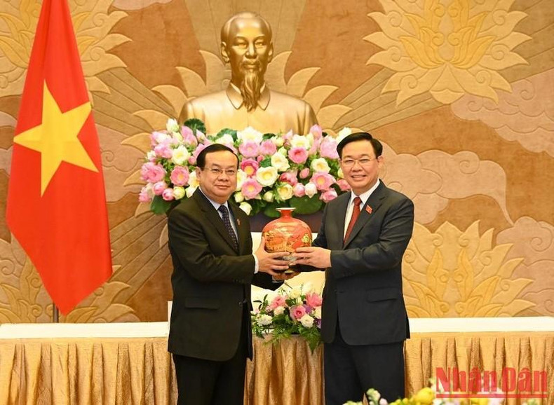 Vuong Dinh Hue otorga regalos conmemorativos al jefe de la CRE del Parlamento de Camboya.