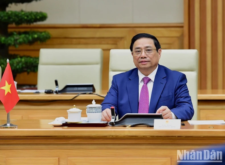 Pham Minh Chinh habla en el evento.