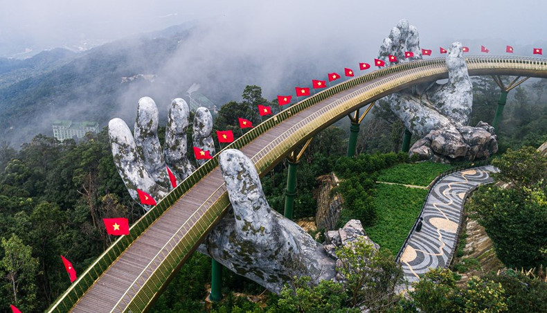 El puente dorado en la zona turística de Ba Na. El puente dorado en la zona turística de Ba Na.