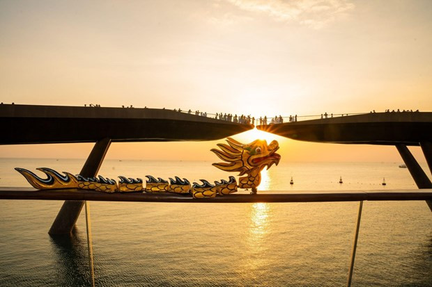 Marioneta de dragón de Vietnam con el Puente de Beso (Kiss Bridge), un nuevo ícono de la isla de Phu Quoc. (Fuente: Sun Group)