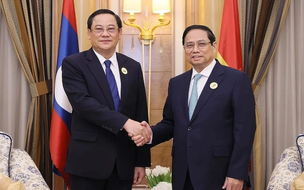 El primer ministro de Vietnam, Pham Minh Chinh (derecha) y su homólogo laosiano, Sonexay Siphandone. (Fotografía: VNA) El primer ministro de Vietnam, Pham Minh Chinh (derecha) y su homólogo laosiano, Sonexay Siphandone. (Fotografía: VNA)