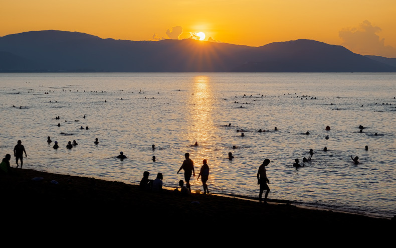 En la playa de Quy Nhon, despertarse con el amanecer es una experiencia que no hay que perderse. En la playa de Quy Nhon, despertarse con el amanecer es una experiencia que no hay que perderse.