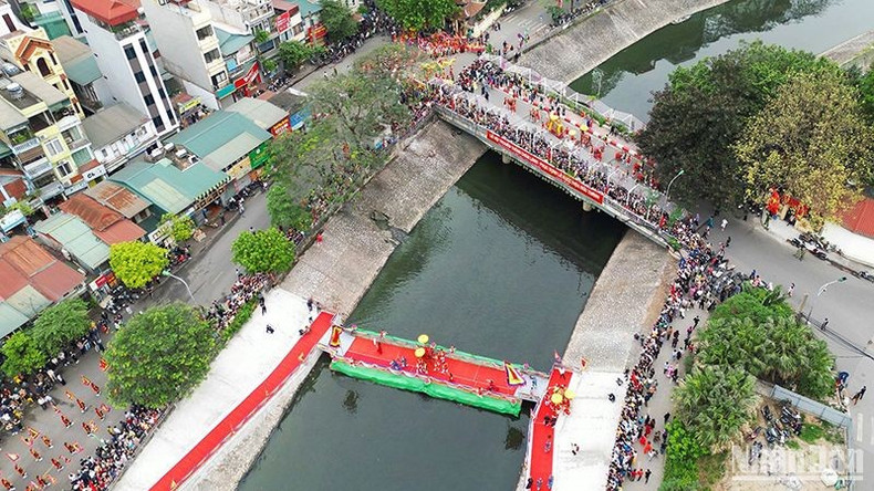 La ceremonia de procesión del palanquín del santo a través del río To Lich. La ceremonia de procesión del palanquín del santo a través del río To Lich.
