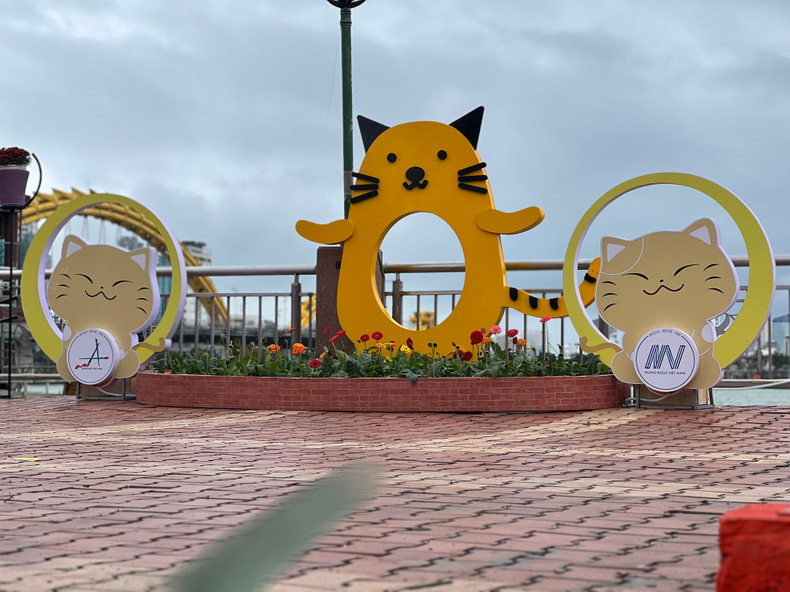 Una mascota hecha de mica con luces led en la orilla del río Han. Una mascota hecha de mica con luces led en la orilla del río Han.