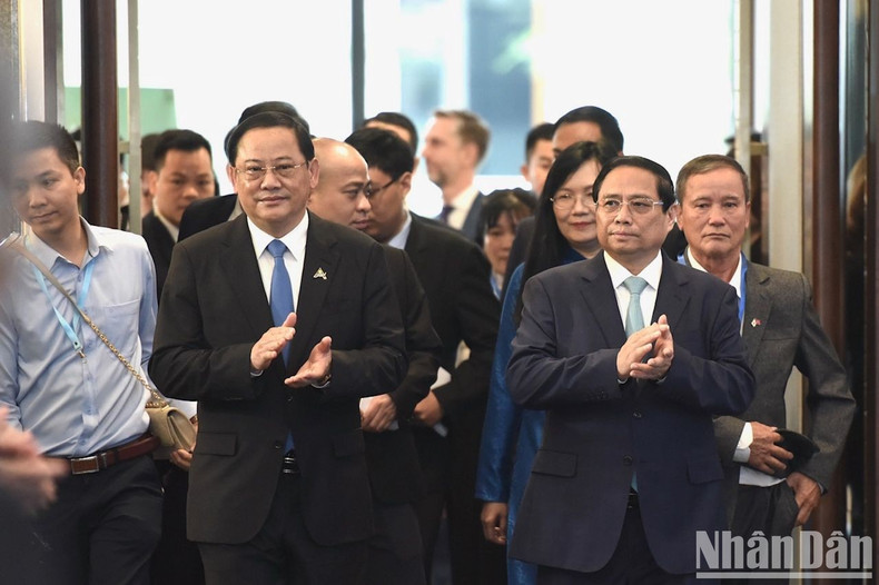 El primer ministro de Vietnam, Pham Minh Chinh, y su homólogo laosiano Sonexay Siphandone asisten al evento. El primer ministro de Vietnam, Pham Minh Chinh, y su homólogo laosiano Sonexay Siphandone asisten al evento.