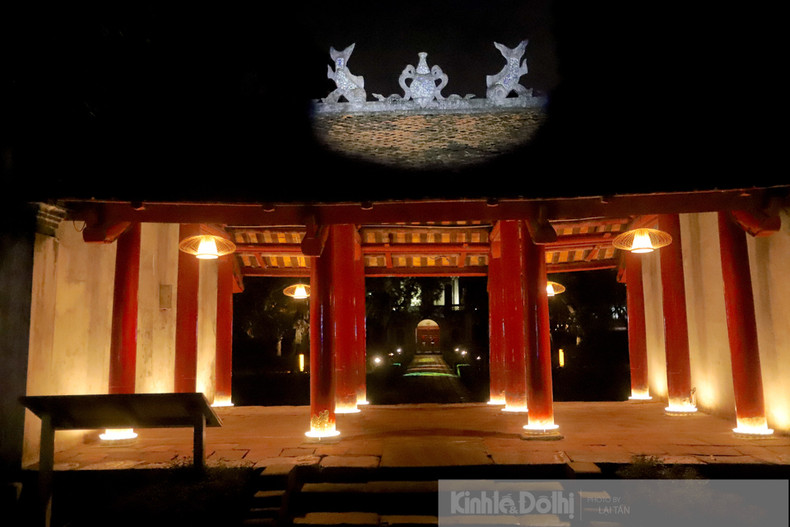 La puerta mayor está artísticamente iluminada.