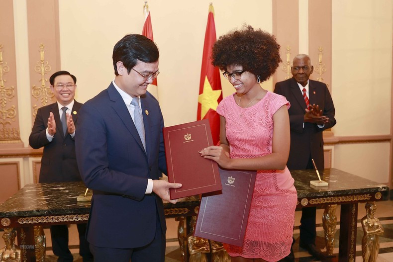 La rúbrica del Convenio de cooperación entre las Uniones de la Juventud Comunista de Vietnam y Cuba para el período 2023-2028. La rúbrica del Convenio de cooperación entre las Uniones de la Juventud Comunista de Vietnam y Cuba para el período 2023-2028.
