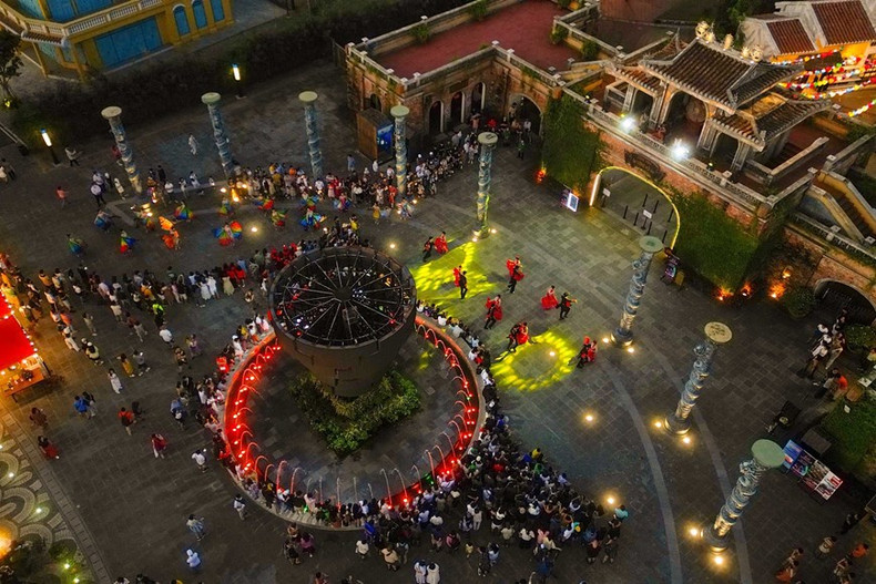 Las actividades culturales y de entretenimiento atraen a muchos turistas al sitio. Las actividades culturales y de entretenimiento atraen a muchos turistas al sitio.