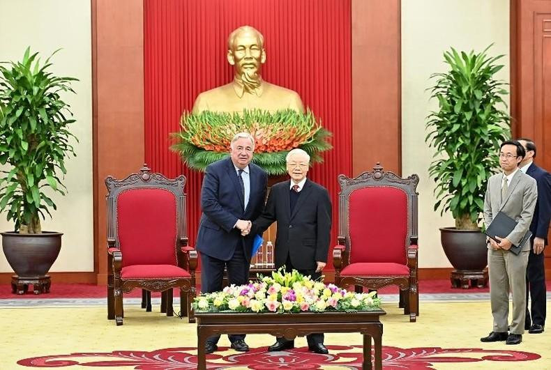 La visita a Vietnam del presidente del Senado francés contribuirá a estrechar la cooperación entre los dos países. La visita a Vietnam del presidente del Senado francés contribuirá a estrechar la cooperación entre los dos países.