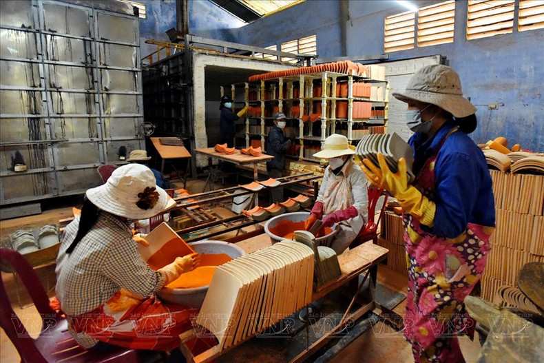 La fábrica de azulejos de cerámica de Dang Uyen. La fábrica de azulejos de cerámica de Dang Uyen.