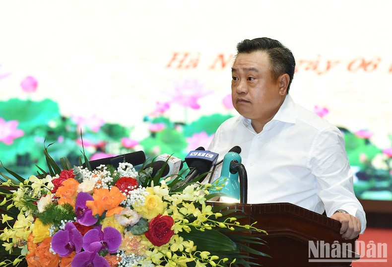 El presidente del Comité Popular de Hanói, Tran Sy Thanh, informa sobre el desarrollo socioeconómico de la capital. El presidente del Comité Popular de Hanói, Tran Sy Thanh, informa sobre el desarrollo socioeconómico de la capital.