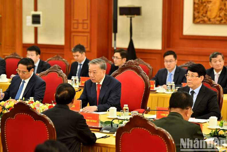 To Lam habla en la reunión. To Lam habla en la reunión.