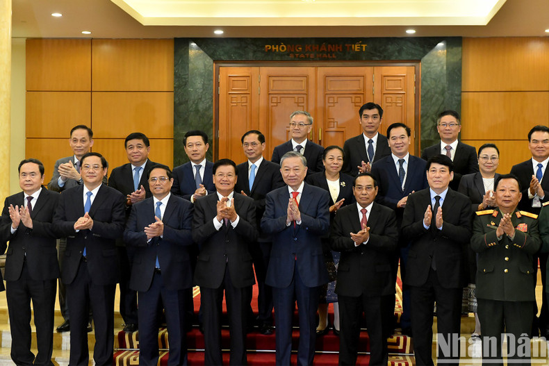 Los máximos dirigentes de Vietnam y Laos, junto con altos funcionarios del Partido y Estado de los dos países. Los máximos dirigentes de Vietnam y Laos, junto con altos funcionarios del Partido y Estado de los dos países.