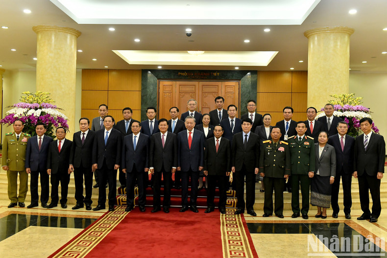 Los máximos dirigentes de Vietnam y Laos, junto con altos funcionarios del Partido y Estado de los dos países. Los máximos dirigentes de Vietnam y Laos, junto con altos funcionarios del Partido y Estado de los dos países.