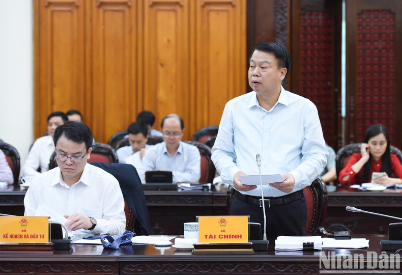 Representante del Ministerio de Finanzas en la reunión. Representante del Ministerio de Finanzas en la reunión.