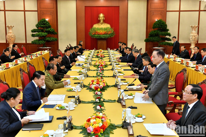 El miembro del Secretariado del Comité Central del PCV y jefe de su Comisión de Relaciones Exteriores, Le Hoai Trung, habla en la reunión. El miembro del Secretariado del Comité Central del PCV y jefe de su Comisión de Relaciones Exteriores, Le Hoai Trung, habla en la reunión.