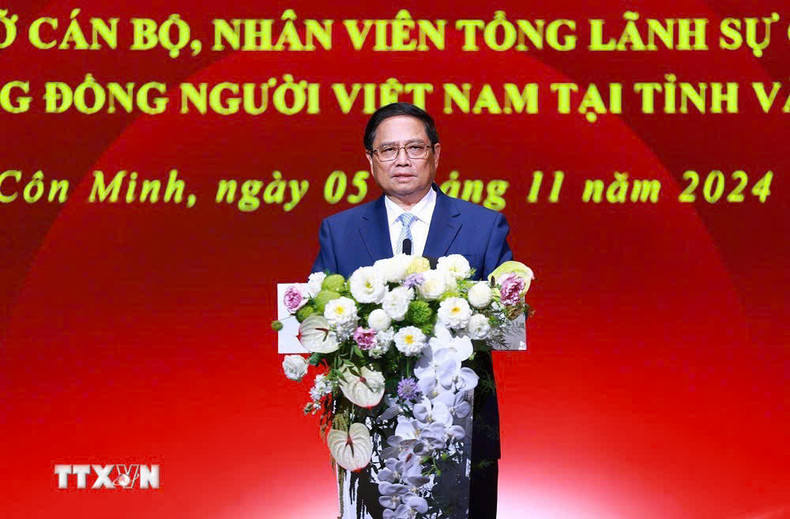 El primer ministro Pham Minh Chinh habla en el encuentro con funcionarios y empleados del Consulado General de Vietnam y la comunidad de coterraneos residentes en la provincia de Yunnan. (Foto: VNA) El primer ministro Pham Minh Chinh habla en el encuentro con funcionarios y empleados del Consulado General de Vietnam y la comunidad de coterraneos residentes en la provincia de Yunnan. (Foto: VNA)