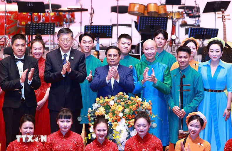 El premier vietnamita se toma foto con los artistas en el evento. (Foto: VNA)