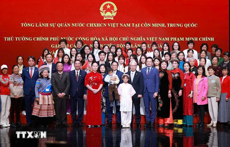 En el encuentro entre el primer ministro Pham Minh Chinh y funcionarios y personal del Consulado General de Vietnam en Yunnan. (Foto: VNA) En el encuentro entre el primer ministro Pham Minh Chinh y funcionarios y personal del Consulado General de Vietnam en Yunnan. (Foto: VNA)
