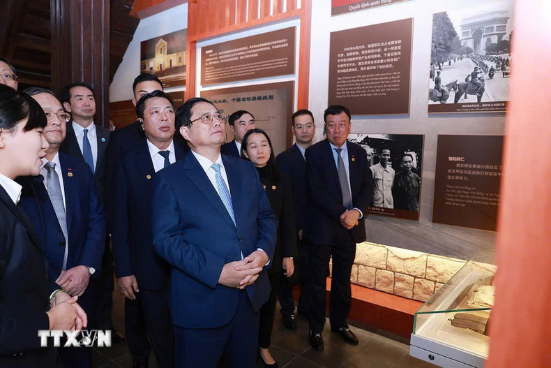 El Primer Ministro Pham Minh Chinh visita el espacio de fotografía documental en el sitio de la reliquias. (Foto: VNA) El Primer Ministro Pham Minh Chinh visita el espacio de fotografía documental en el sitio de la reliquias. (Foto: VNA)