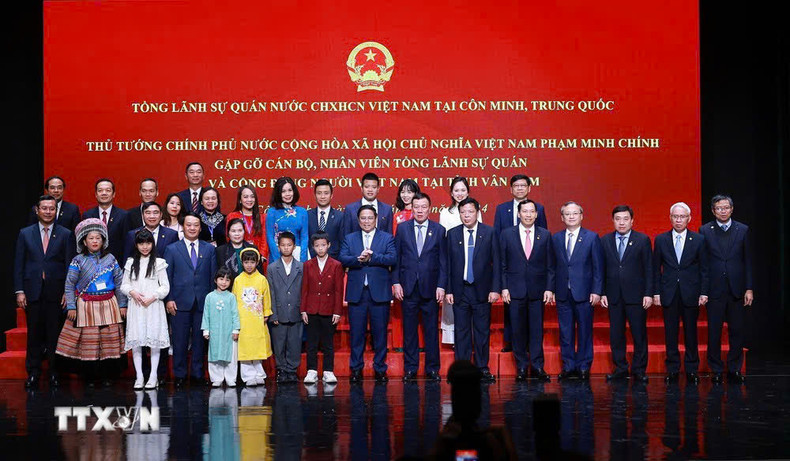 El primer ministro Pham Minh Chinh y funcionarios y personal del Consulado General de Vietnam en Yunnan. (Foto: VNA) El primer ministro Pham Minh Chinh y funcionarios y personal del Consulado General de Vietnam en Yunnan. (Foto: VNA)