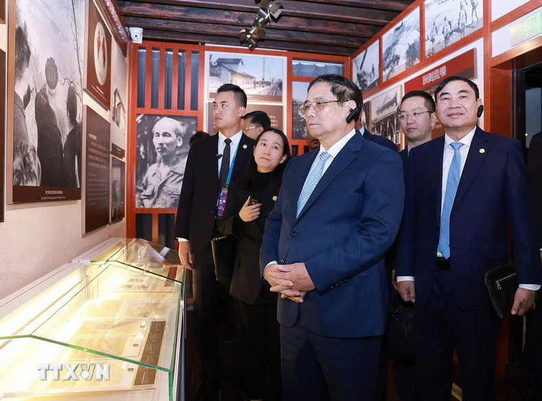 El Primer Ministro Pham Minh Chinh visita el espacio de fotografía documental en el sitio de la reliquias. (Foto: VNA) El Primer Ministro Pham Minh Chinh visita el espacio de fotografía documental en el sitio de la reliquias. (Foto: VNA)