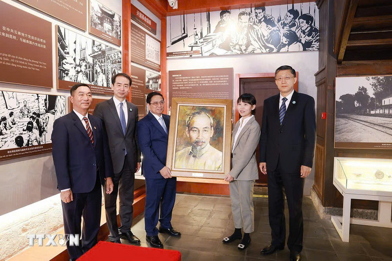 El primer ministro Pham Minh Chinh regala el retrato del tío Ho a la zona de reliquias. (Foto: VNA) El primer ministro Pham Minh Chinh regala el retrato del tío Ho a la zona de reliquias. (Foto: VNA)
