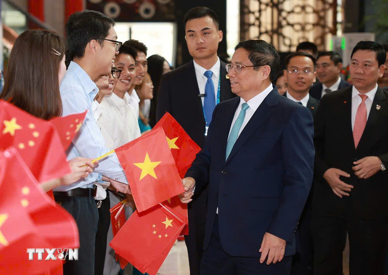 Funcionarios de las agencias representativas de Vietnam en China y de la comunidad vietnamita residente en Yunnan dan la bienvenida al primer ministro Pham Minh Chinh. (Foto: VNA) Funcionarios de las agencias representativas de Vietnam en China y de la comunidad vietnamita residente en Yunnan dan la bienvenida al primer ministro Pham Minh Chinh. (Foto: VNA)