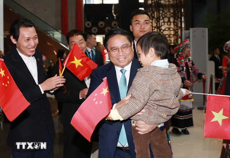 Funcionarios de las agencias representativas de Vietnam en China y de la comunidad vietnamita residente en Yunnan dan la bienvenida al primer ministro Pham Minh Chinh. (Foto: VNA) Funcionarios de las agencias representativas de Vietnam en China y de la comunidad vietnamita residente en Yunnan dan la bienvenida al primer ministro Pham Minh Chinh. (Foto: VNA)