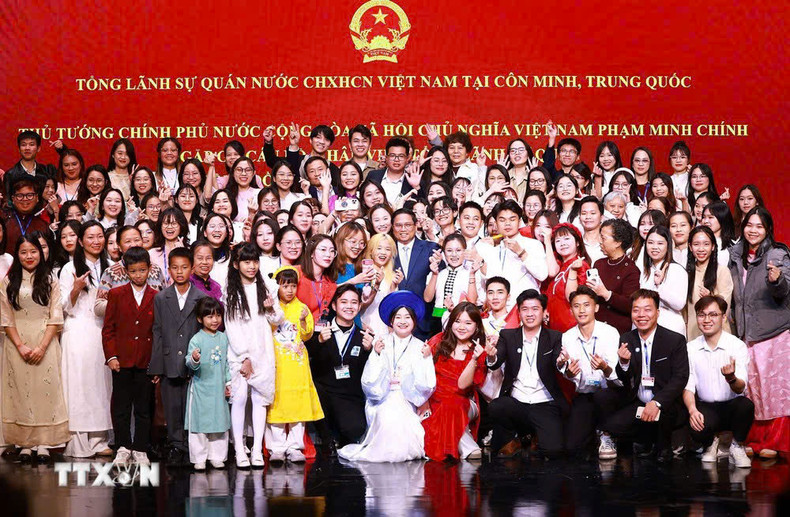 El primer ministro Pham Minh Chinh se reúne con la comunidad vietnamita en la provincia de Yunnan. (Foto: VNA) El primer ministro Pham Minh Chinh se reúne con la comunidad vietnamita en la provincia de Yunnan. (Foto: VNA)