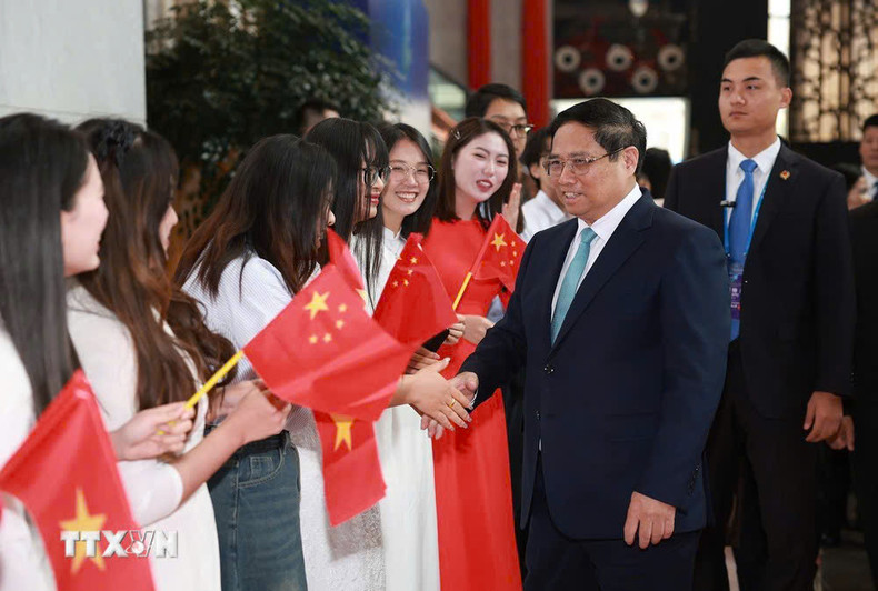 Funcionarios de las agencias representativas de Vietnam en China y de la comunidad vietnamita residente en Yunnan dan la bienvenida al primer ministro Pham Minh Chinh. (Foto: VNA) Funcionarios de las agencias representativas de Vietnam en China y de la comunidad vietnamita residente en Yunnan dan la bienvenida al primer ministro Pham Minh Chinh. (Foto: VNA)