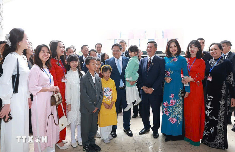 En el encuentro entre el primer ministro Pham Minh Chinh y funcionarios y personal del Consulado General de Vietnam en Yunnan. (Foto: VNA) En el encuentro entre el primer ministro Pham Minh Chinh y funcionarios y personal del Consulado General de Vietnam en Yunnan. (Foto: VNA)