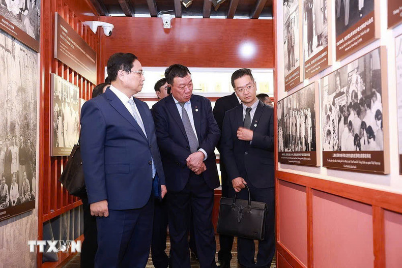El primer ministro Pham Minh Chinh visita el área de reliquias. (Foto: VNA) El primer ministro Pham Minh Chinh visita el área de reliquias. (Foto: VNA)