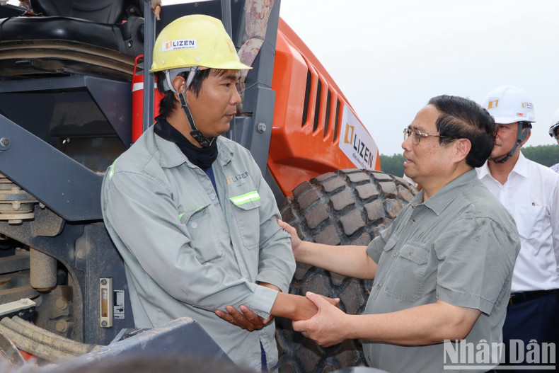 El dirigente alienta a los obreros que trabajan en el sitio de construcción del proyecto de la autopista Bien Hoa-Vung Tau.