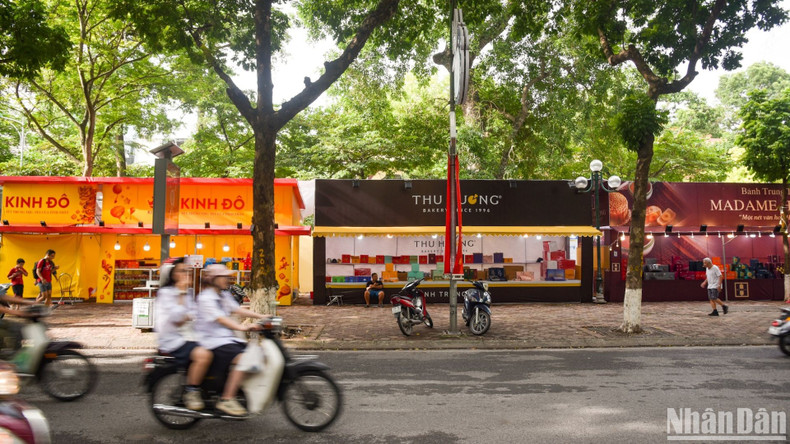 En la calle Phan Dinh Phung, en el distrito de Ba Dinh, ya están instalados los puestos de "banh nuong" (pasteles horneados) y "banh deo" (pasteles dulces de arroz glutinoso), también conocidos como pasteles de luna, para deleite de los capitalinos. En la calle Phan Dinh Phung, en el distrito de Ba Dinh, ya están instalados los puestos de "banh nuong" (pasteles horneados) y "banh deo" (pasteles dulces de arroz glutinoso), también conocidos como pasteles de luna, para deleite de los capitalinos.