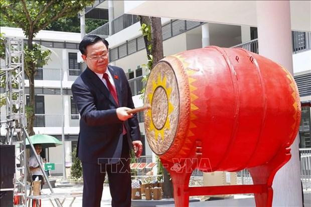 El presidente de la Asamblea Nacional, Vuong Dinh Hue, toca el tambor para comenzar el año escolar 2022 - 2023. (Fotografía: VNA)