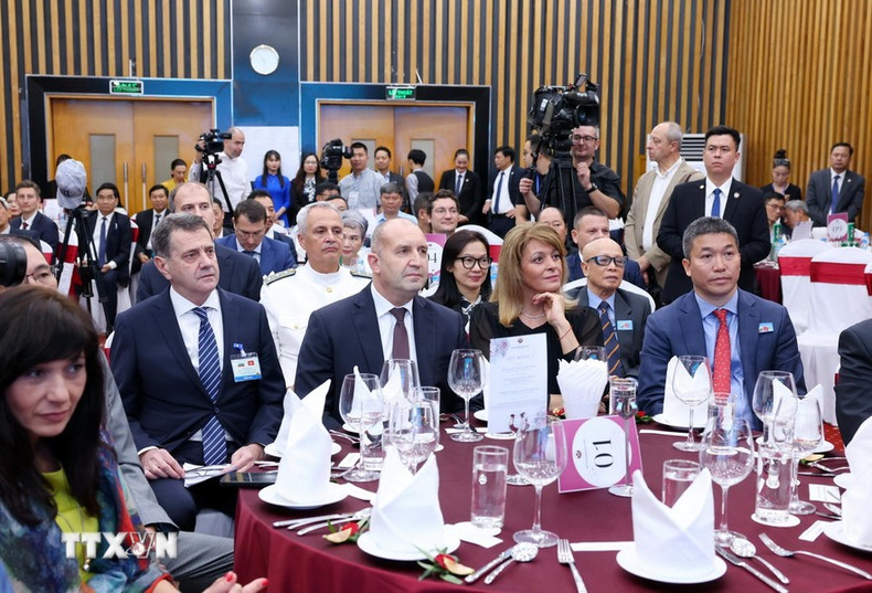 El presidente de Bulgaria, Rumen Radev, y su esposa, en el encuentro. (Foto: VNA) El presidente de Bulgaria, Rumen Radev, y su esposa, en el encuentro. (Foto: VNA)